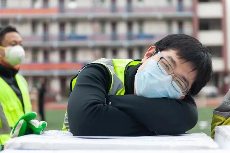 志愿者賈威：“累了，趴下歇會兒”