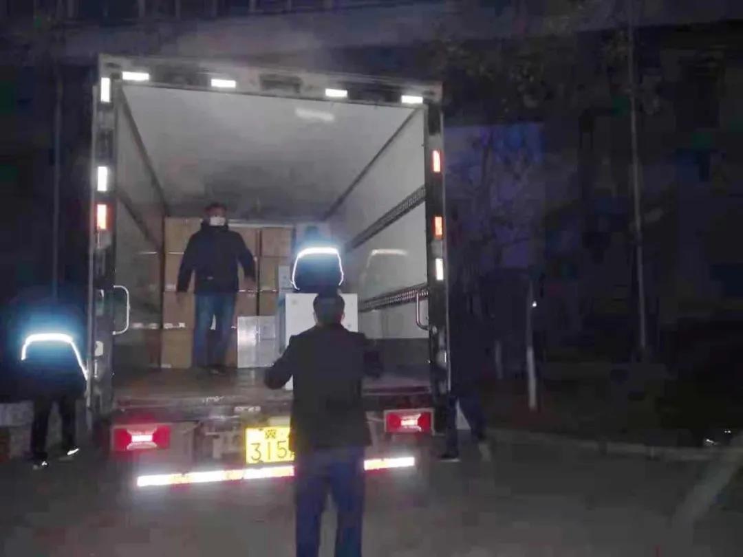 這樣深夜連續(xù)作業(yè)，已堅持了多日